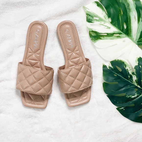 Quilted nude flat slide sandals - Picture 2 of 4